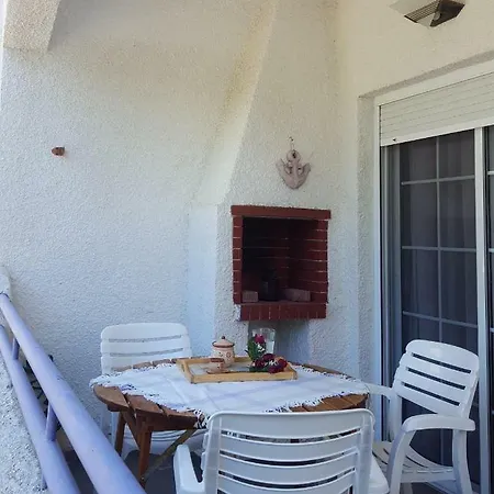 Cozy Summer House By The