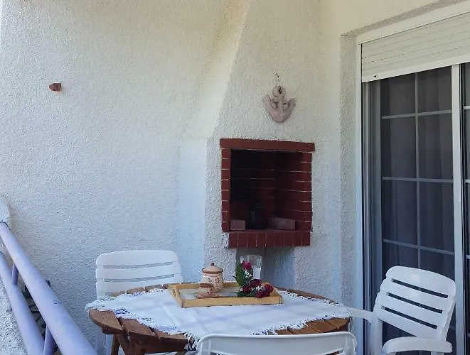 Cozy Summer House By The